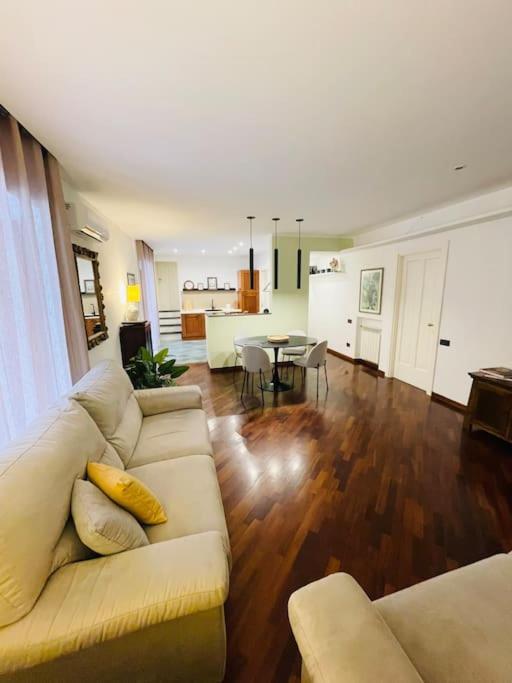 Re Gallo Luxury Apartment Plebiscito In Via Chiaia نابولي المظهر الخارجي الصورة