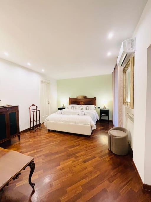 Re Gallo Luxury Apartment Plebiscito In Via Chiaia نابولي المظهر الخارجي الصورة